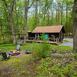 Perfect Couples Cabin Fireplace Firepit & Wine Nearby