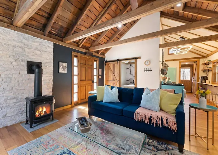 Perfect Couples Cabin Fireplace Firepit & Wine Nearby